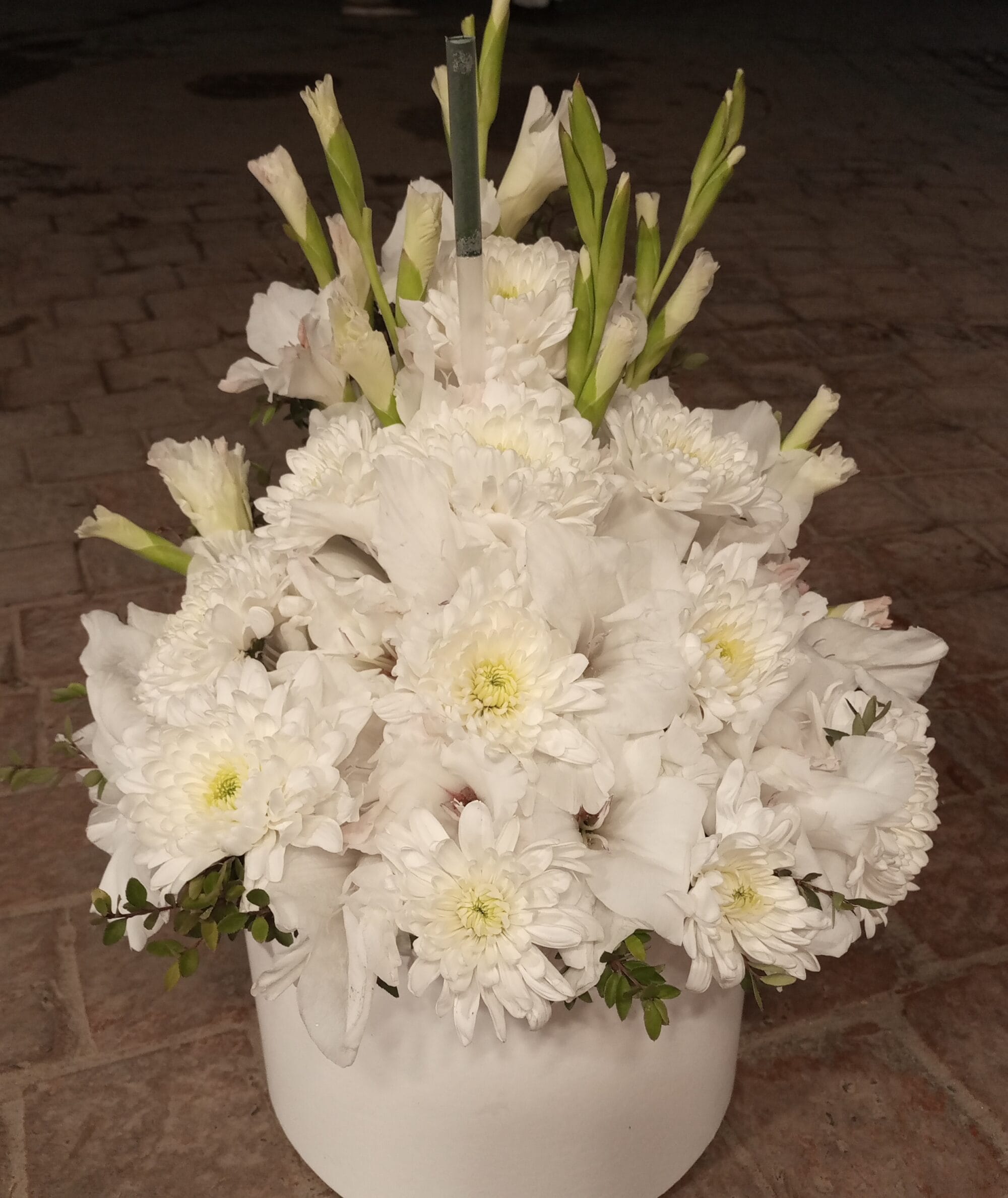 Amp Craze – White Floral Basket with Same-Day Delivery in Islamabad