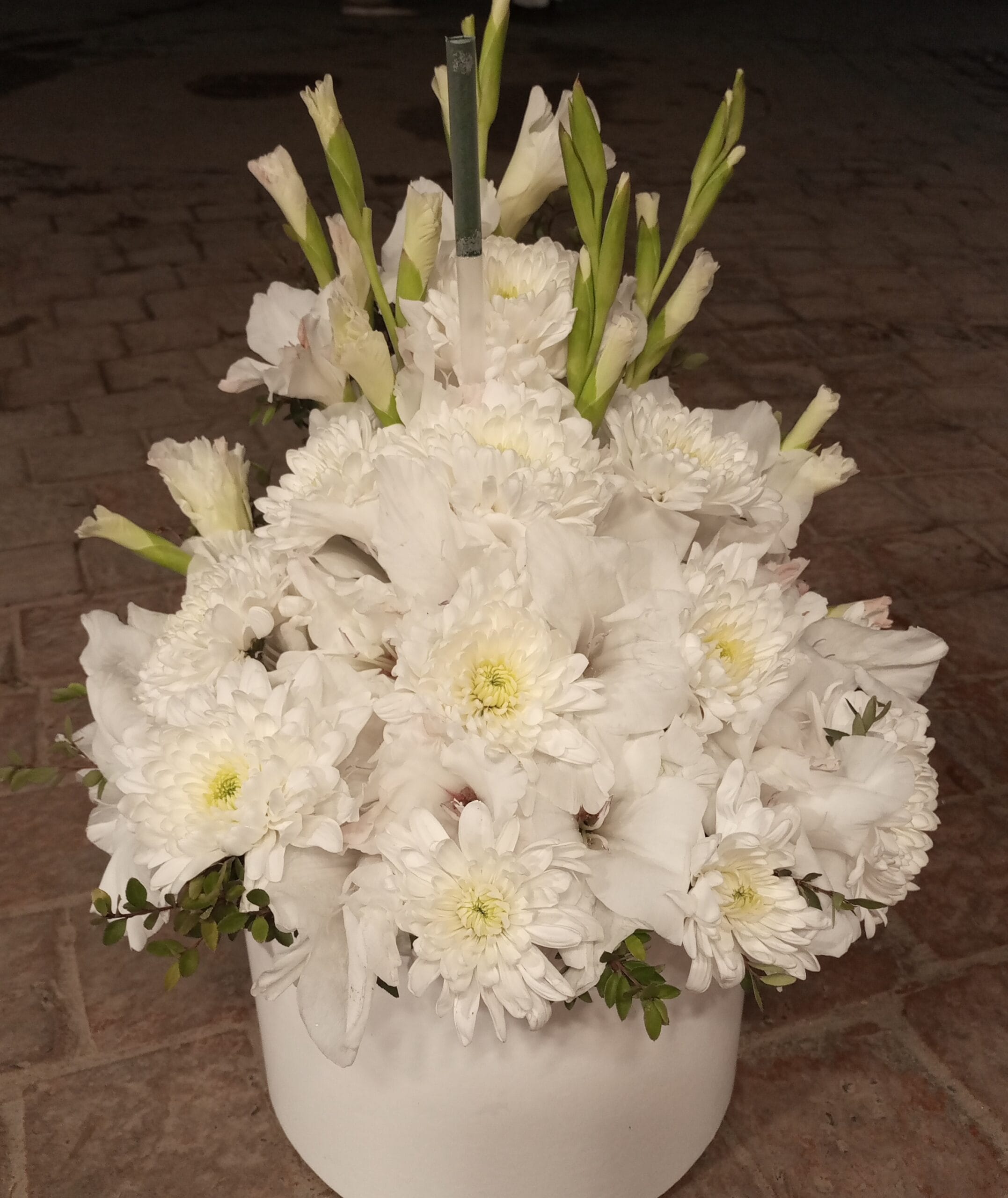 Amp Craze – White Floral Basket with Same-Day Delivery in Islamabad